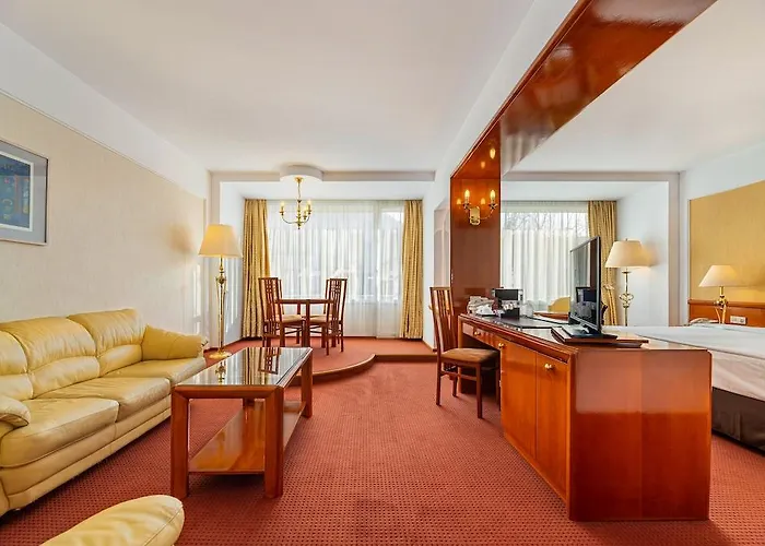 Aro Palace בראשוב